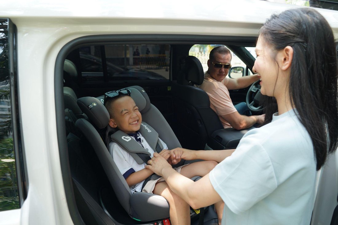 Phụ huynh cài dây an toàn cho bé trên ghế ô tô Babyro. Ảnh: Babyro cung cấp.