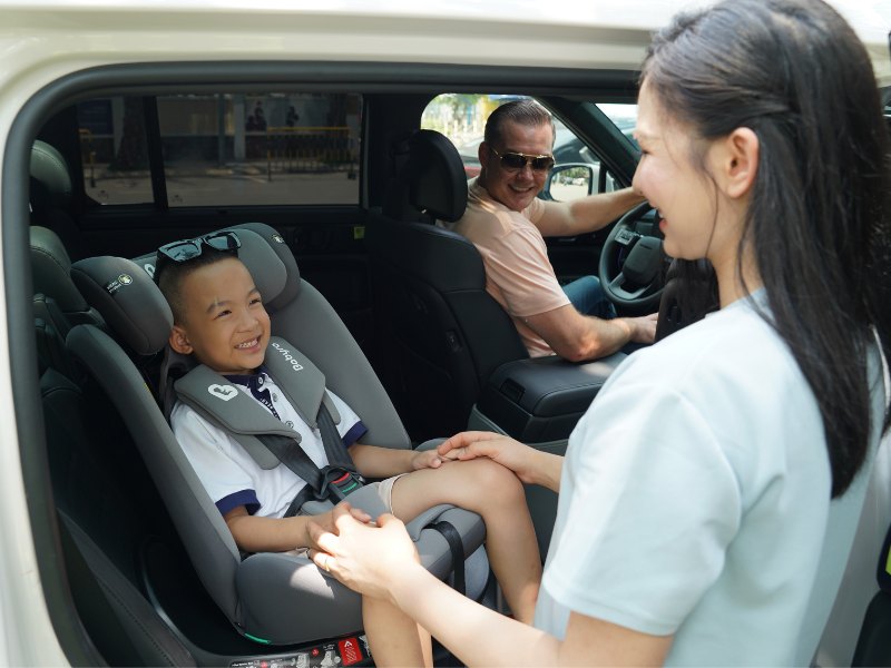 Ghế ngồi ô tô cho bé: Cẩm nang an toàn toàn diện cha mẹ cần biết
