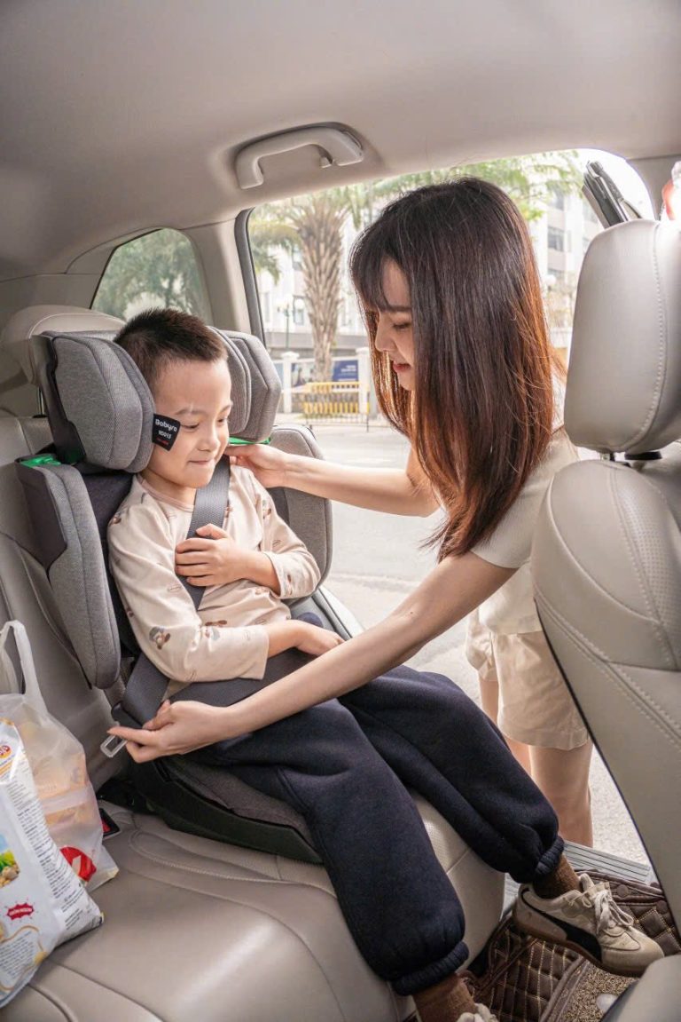 Thiết Bị An Toàn Cho Trẻ Em Trên Ô Tô: Tuân Thủ Luật 2026 & Bảo Vệ Con Đúng Cách